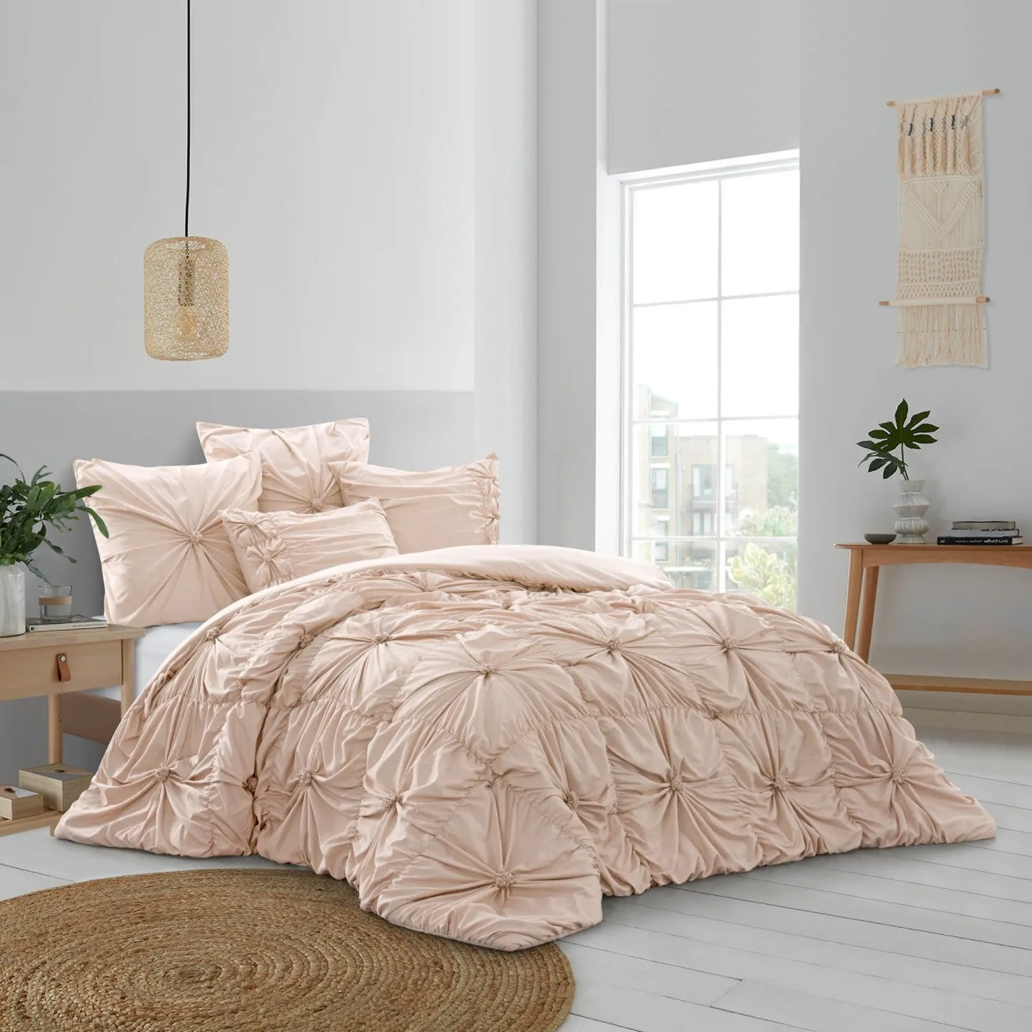 Lilyanna Comforter Set