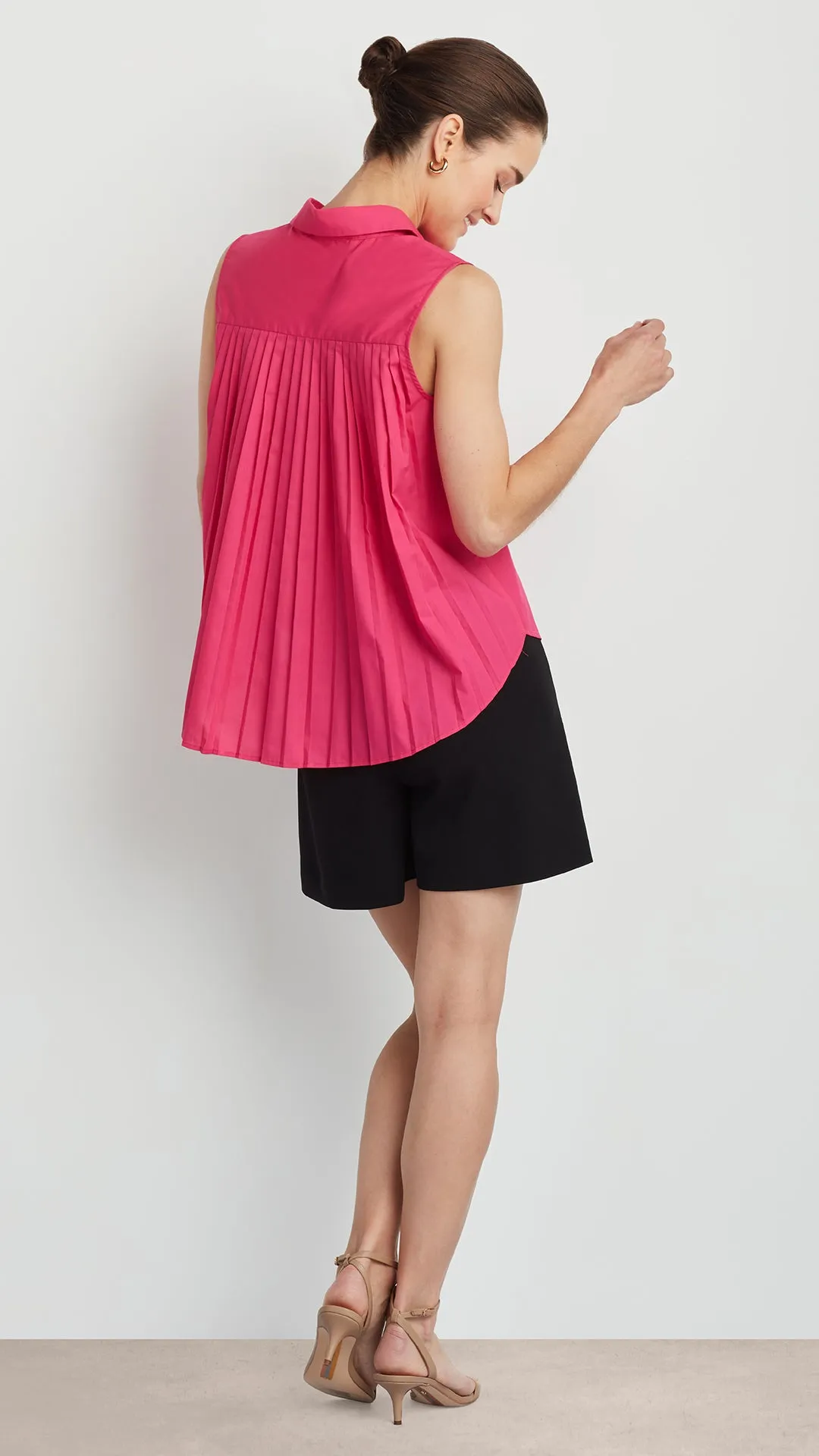 SLEEVELESS PLEATED POPLIN SHIRT