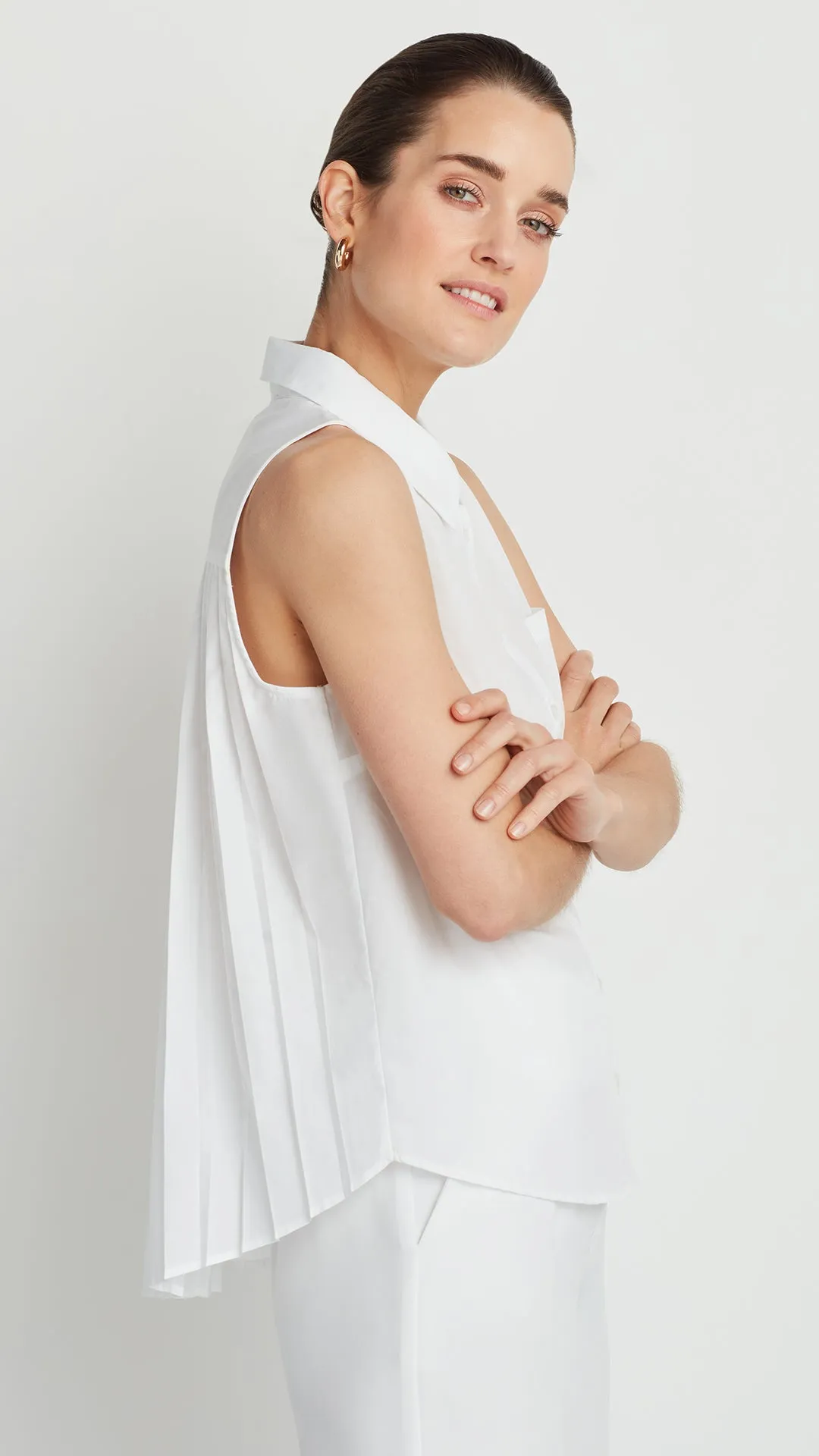 SLEEVELESS PLEATED POPLIN SHIRT