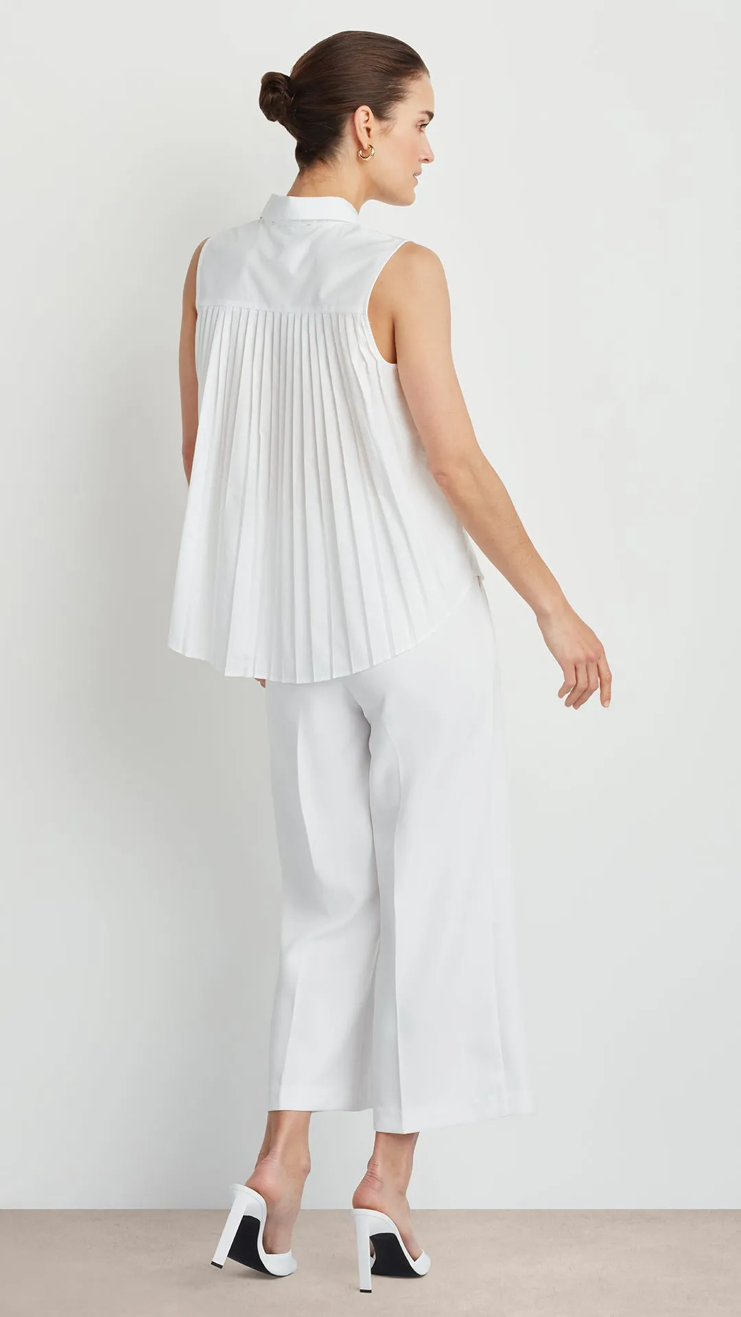 SLEEVELESS PLEATED POPLIN SHIRT