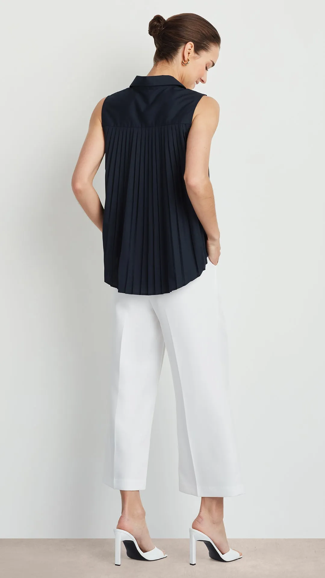 SLEEVELESS PLEATED POPLIN SHIRT